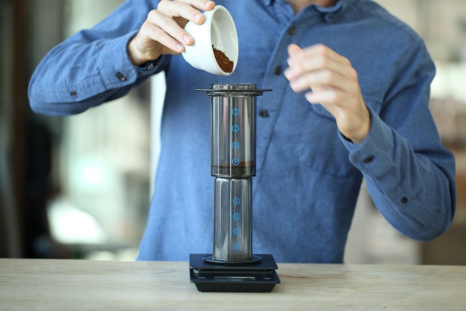 cach-pha-espresso-khong-dung-may-bang-binh-aeropress-2 Cách pha Espresso không cần máy với bình Aeropress bước 2