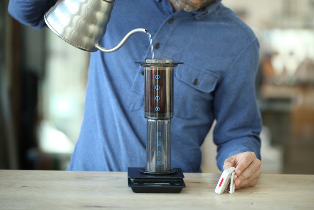 cach-pha-espresso-khong-dung-may-bang-binh-aeropress-3 Cách pha Espresso không cần máy với bình Aeropress bước 3