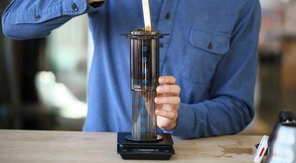 Cách pha Espresso không cần máy với bình Aeropress bước 4