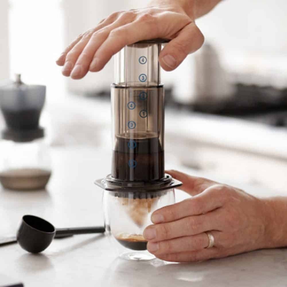 cach-pha-espresso-khong-dung-may-bang-binh-aeropress-5 Cách pha Espresso không cần máy với bình Aeropress bước 6