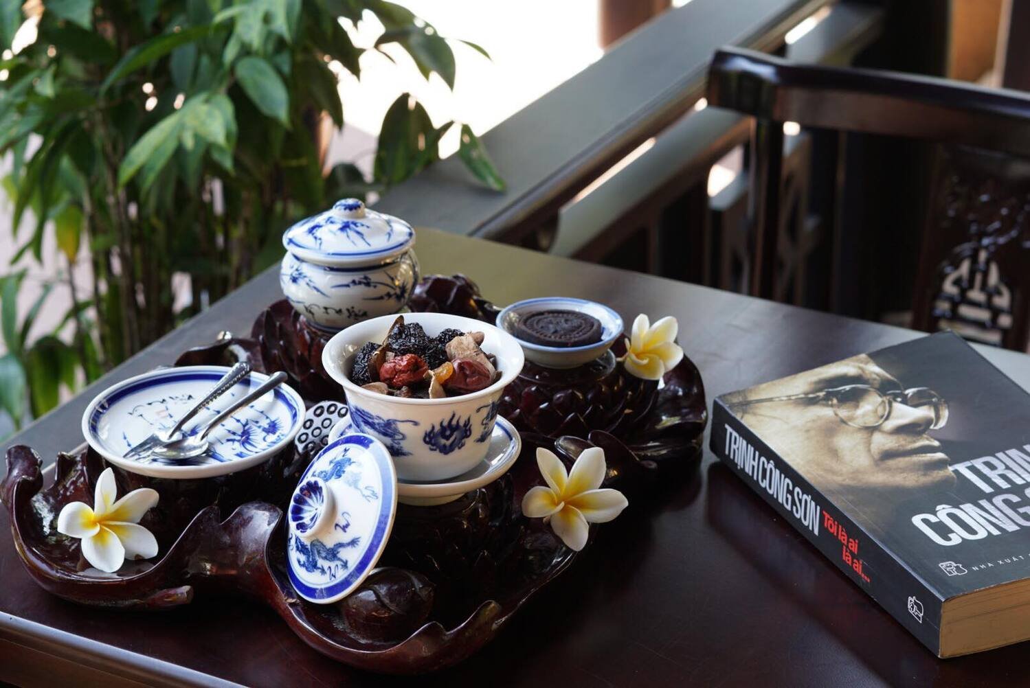 cafe-nam-giao-hoai-co-quan-ca-phe-co-kinh-giua-long-co-do-hue-12-1638718293 Cafe Nam Giao Hoài Cổ - Quán cà phê cổ kính giữa lòng cố đô Huế 13